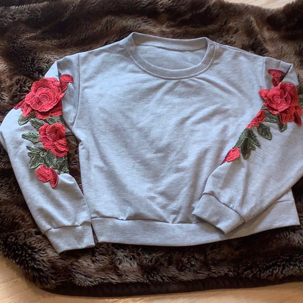 Crop lightweight sweatshirt with appliquéd flowers